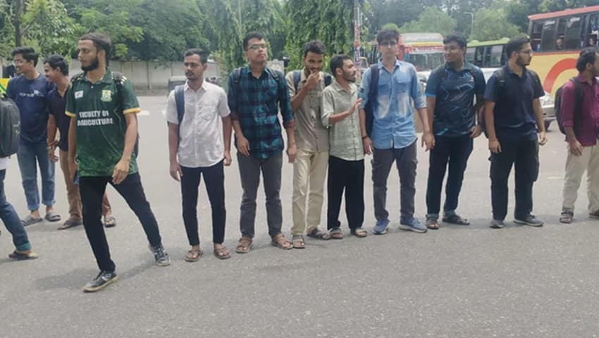 আগারগাঁওয়ে শেকৃবি শিক্ষার্থীদের অবরোধ, যান চলাচল বন্ধ