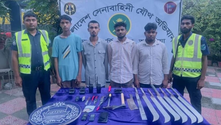 আশুলিয়ায় অস্ত্রসহ কিশোর গ্যাংয়ের ৪ সদস্য গ্রেফতার