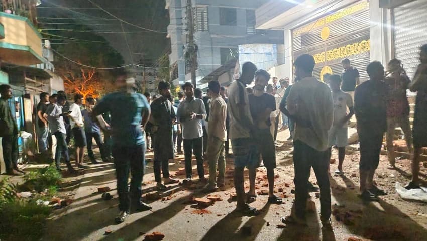 মধ্যরাতে চবি শিক্ষার্থী ও স্থানীয়দের সংঘর্ষে আহত ৬০