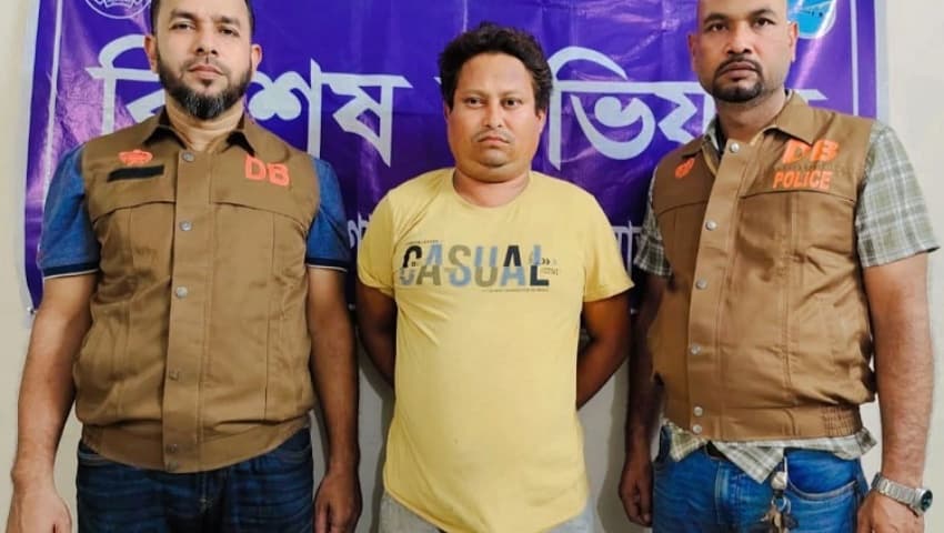 সাভারে মাদক কারবারি আটক