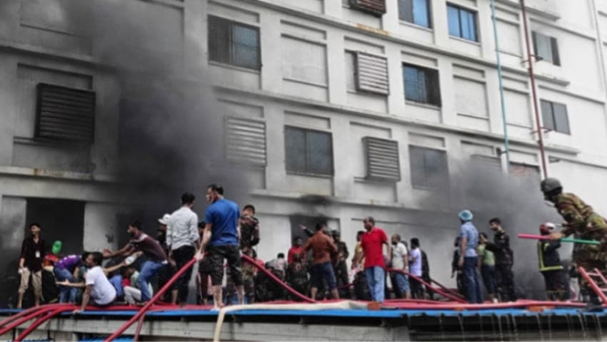 আশুলিয়ায় পলমল গ্রুপের কারখানায় ভয়াবহ আগুন, নিয়ন্ত্রণে ৯ ইউনিট ও সেনাবাহিনী