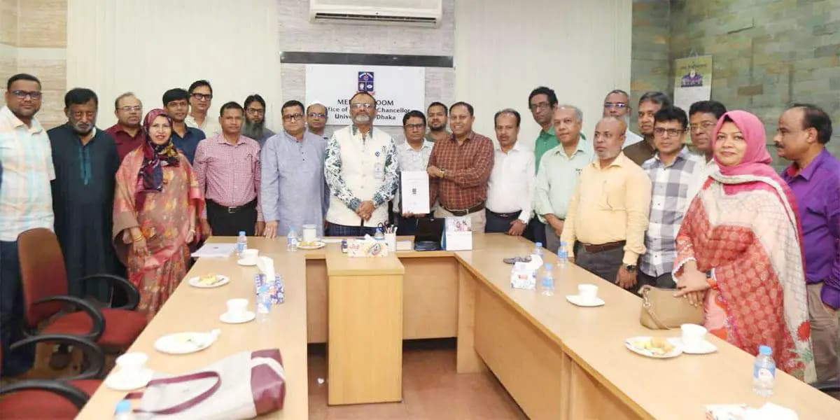 ঢাকা বিশ্ববিদ্যালয়কে ‘বিশেষ মর্যাদা’ দেওয়ার দাবি শিক্ষকদের
