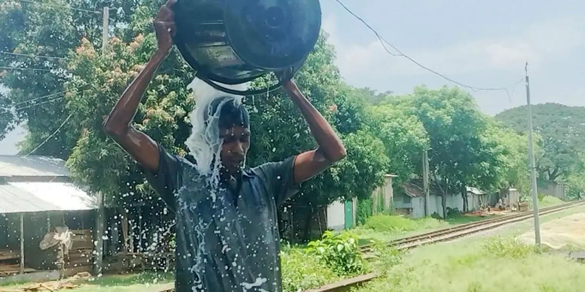 ভালোবেসে বিয়ে করেও অশান্তি, নাটোরে স্ত্রী তালাক দেওয়ায় দুধ দিয়ে গোসল করেছে স্বামী