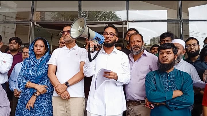 কর্মচারীদের আন্দোলনের মুখে দাবি মেনে নিল সাভারের এনাম মেডিকেল কলেজ কর্তৃপক্ষ