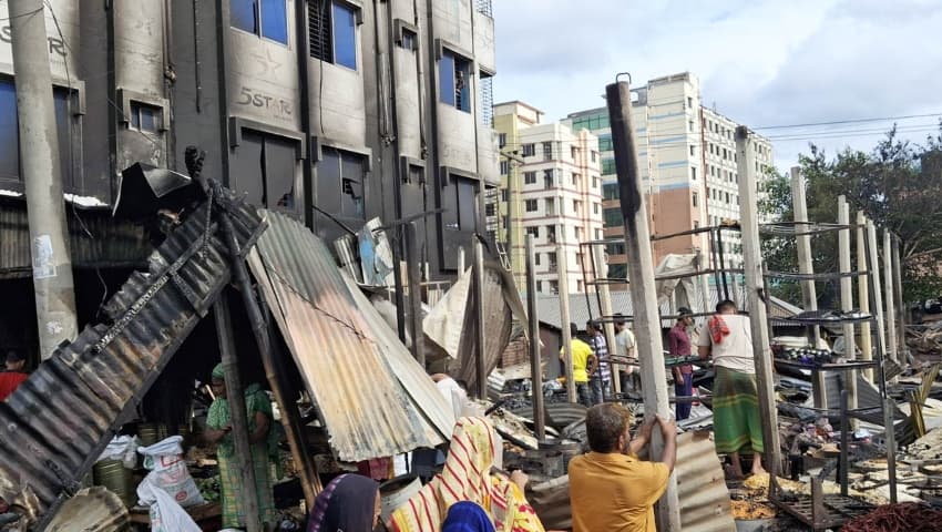 গাজীপুরে কাঁচাবাজারে ভয়াবহ অগ্নিকাণ্ড, পুড়ল অনেক দোকান
