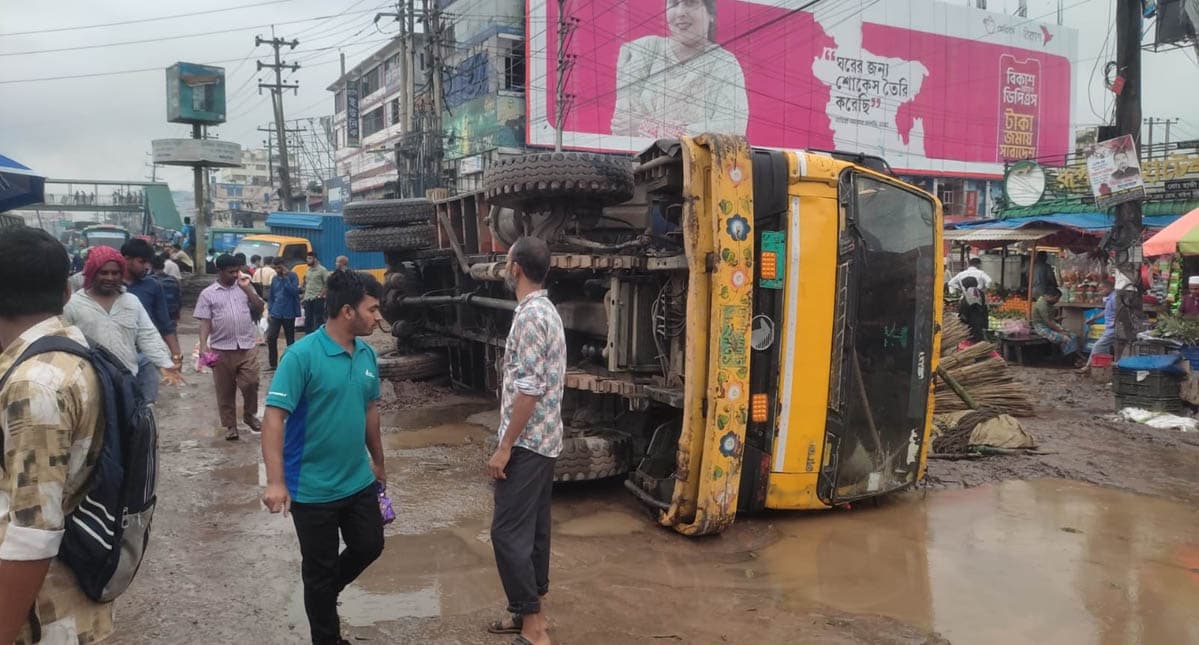 সরকারি ২ প্রতিষ্ঠানের সমন্বয়হীনতায় আশুলিয়ায় সড়কে 'মরণফাঁদ', উল্টে যাচ্ছে যান, দায় চাপাচ্ছে একে অন্যের উপর