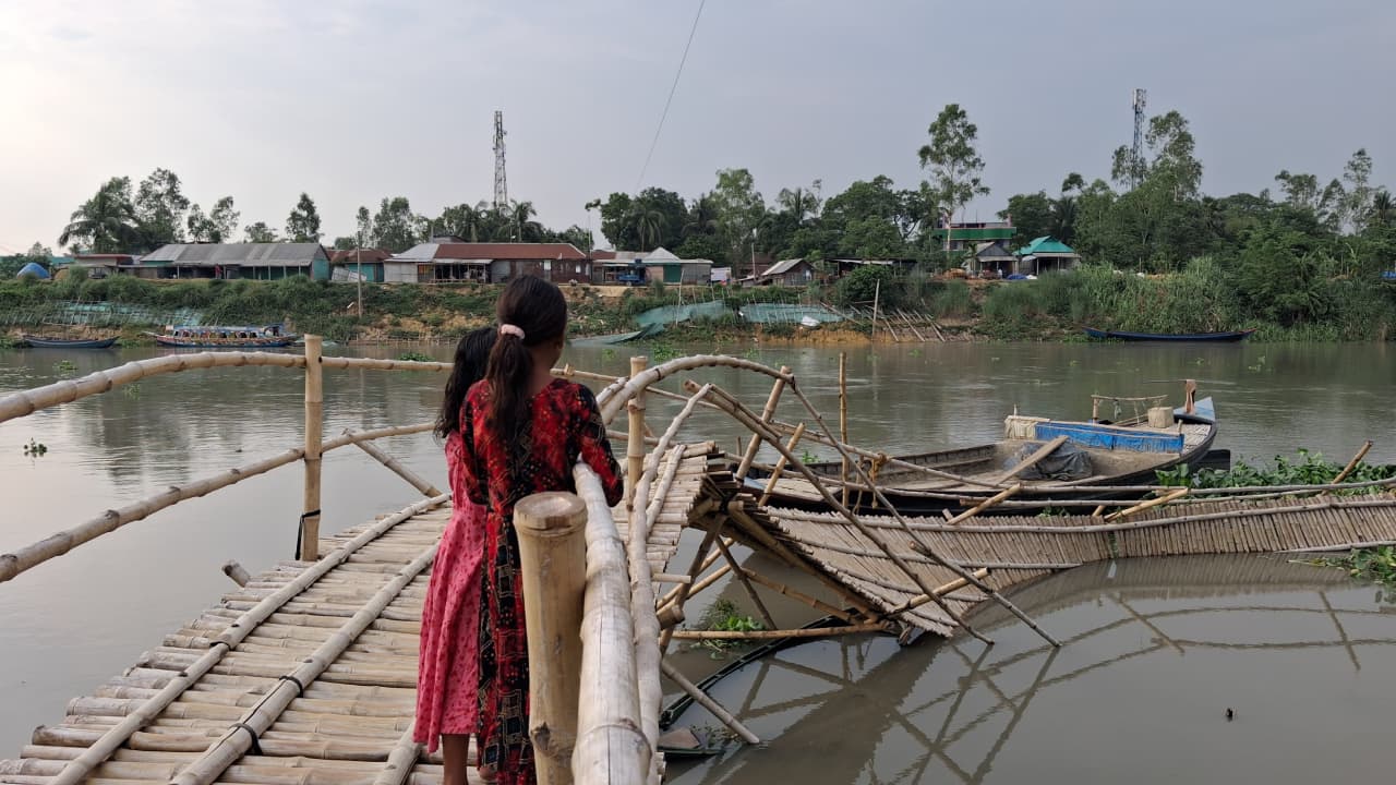 সাঁকো পারাপারে সাভারের পাঁচ গ্রামের লড়াই, দাবি সেতুর