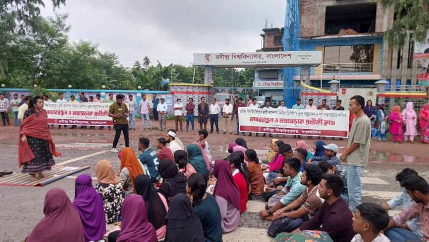 স্থায়ী ক্যাম্পাস চেয়ে অনন্ত লড়াইয়ে রবীন্দ্র বিশ্ববিদ্যালয়ের শিক্ষার্থীরা, মহাসড়কে প্রতীকী ক্লাস