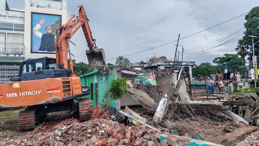 গোপালগঞ্জে শতাধিক অবৈধ স্থাপনা উচ্ছেদ