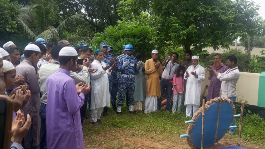 মাইলস্টোন ট্র্যাজেডি : সাভারে লামিয়ার কবরে বিমান বাহিনী শ্রদ্ধা