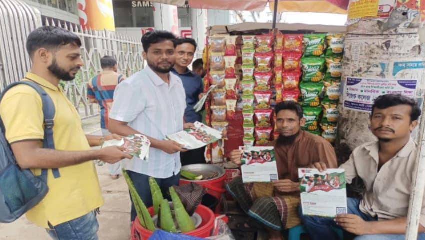 সাভারে জুলাই ঘোষণাপত্রের দাবিতে আপ বাংলাদেশের লিফলেট বিতরণ