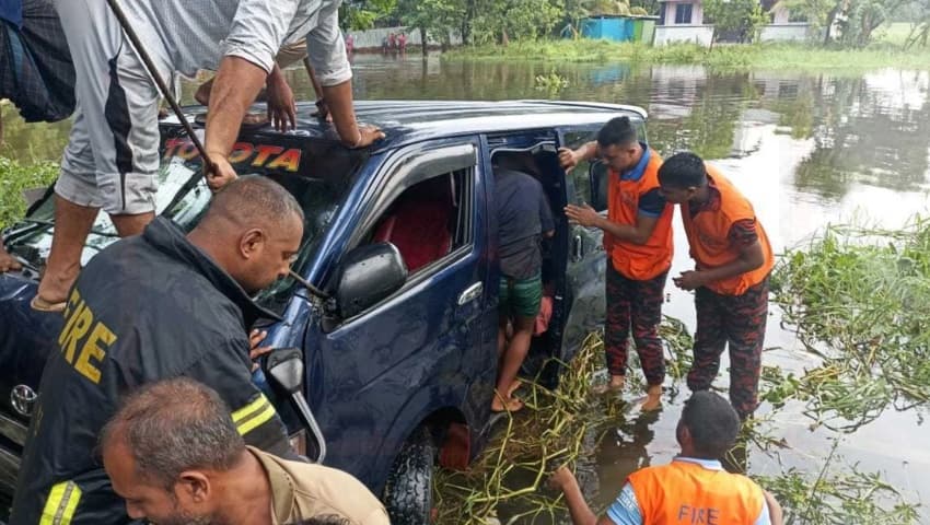 নোয়াখালীতে মাইক্রোবাস খালে পড়ে একই পরিবারের ৭ জন নিহত