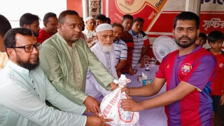 সাভারে পানিবন্দি মানুষের মাঝে খাদ্যসামগ্রী বিতরণ করলেন বিএনপি নেতা