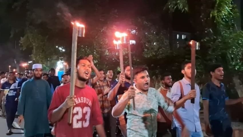 ‘এক দুই তিন চার, ফ্যাসিস্ট কেন বলল স্যার’- স্লোগানে মুখর বাকৃবি